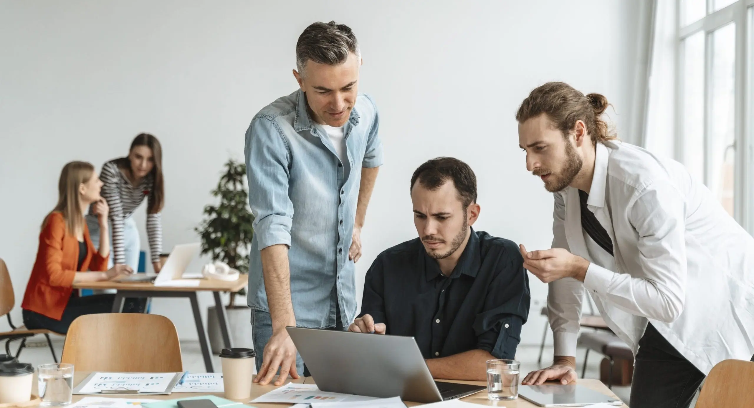 businesspeople-meeting-office-working